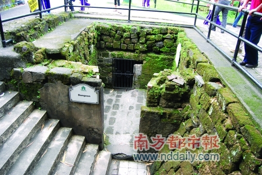 圣地亚哥城堡中的水牢,那扇铁门后面,无数生命在那里逝去。 圣地亚哥城堡中的水牢,那扇铁门后面,无数生命在那里逝去。