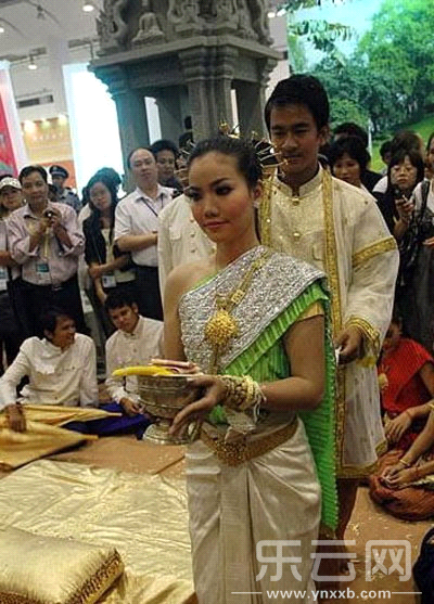 与树结婚的仪式。 与树结婚的仪式。
