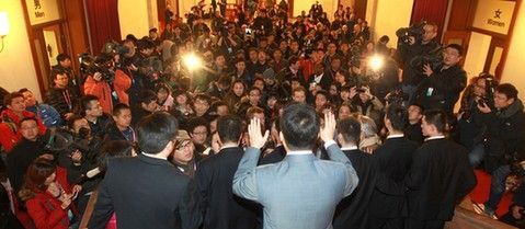 3月9日上午,全国人大重庆代表团举行全体会议,并向中外媒体开放,吸引了大批记者前来采访。只能容纳150余名记者的重庆厅爆满,另有200多名记者遗憾地未能进入现场。记者 钟志兵 摄 3月9日上午,全国人大重庆代表团举行全体会议,并向中外媒体开放,吸引了大批记者前来采访。只能容纳150余名记者的重庆厅爆满,另有200多名记者遗憾地未能进入现场。记者 钟志兵 摄
