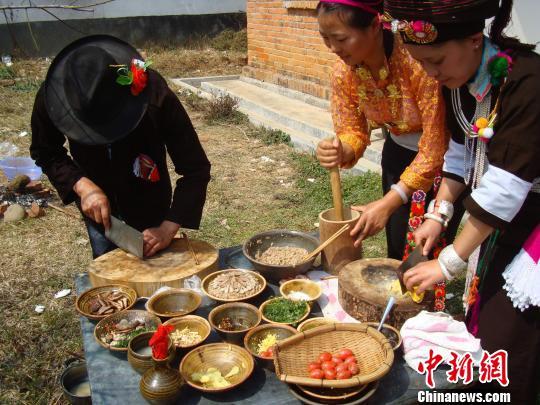 阿昌族民众正在制作过手米线。 杨洋 摄 阿昌族民众正在制作过手米线。 杨洋 摄