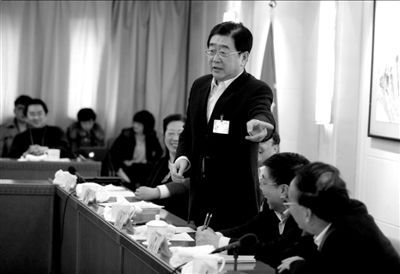 孟学农在发言。本报记者张斌摄 孟学农在发言。本报记者张斌摄