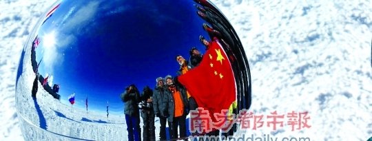 在蓝天和冰的映衬下,大家合影留念。 在蓝天和冰的映衬下,大家合影留念。