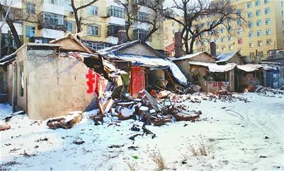 哈尔滨市道里区新阳路与通达街交叉口被强拆的平房(3月18日摄)。(新华社发) 哈尔滨市道里区新阳路与通达街交叉口被强拆的平房(3月18日摄)。(新华社发)