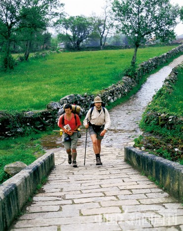 图说:步行数百公里前往圣地亚哥的当代朝圣者。图/西班牙旅游局 图说:步行数百公里前往圣地亚哥的当代朝圣者。图/西班牙旅游局