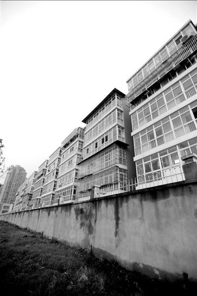 围墙外的违建小区。《楚天金报》供图 围墙外的违建小区。《楚天金报》供图