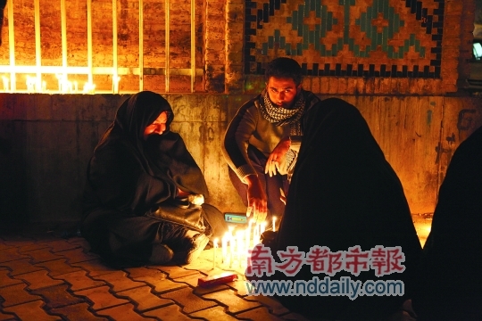 适逢“阿苏拉节”,伊朗人在亚兹德街头参加纪念活动。 适逢“阿苏拉节”,伊朗人在亚兹德街头参加纪念活动。