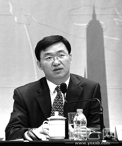 拥有儒雅气质的胡俊,37岁便官至副厅,还拿到过教育体系内的最高学历——博士后,曾任副教授、研究生导师。 拥有儒雅气质的胡俊,37岁便官至副厅,还拿到过教育体系内的最高学历——博士后,曾任副教授、研究生导师。