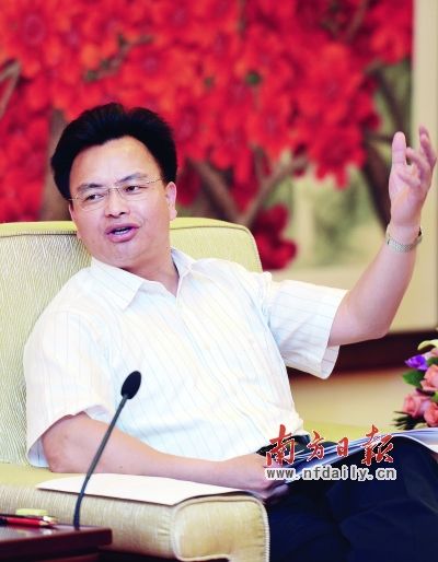 省委常委、广州市委书记万庆良接受本报专访。记者 王辉摄 省委常委、广州市委书记万庆良接受本报专访。记者 王辉摄
