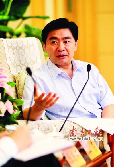 省委常委、深圳市委书记王荣接受南方日报专访。 鲁力 摄 省委常委、深圳市委书记王荣接受南方日报专访。 鲁力 摄