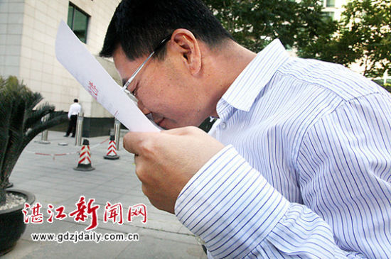 市长王中丙深深亲吻还散着墨香的核准批文。记者 刘稳 摄 市长王中丙深深亲吻还散着墨香的核准批文。记者 刘稳 摄