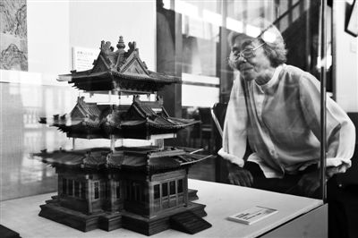 昨日,国家图书馆北区,中国传统建筑营造技艺展,一名参观者正在看古建筑模型。新京报记者 李飞 摄 昨日,国家图书馆北区,中国传统建筑营造技艺展,一名参观者正在看古建筑模型。新京报记者 李飞 摄