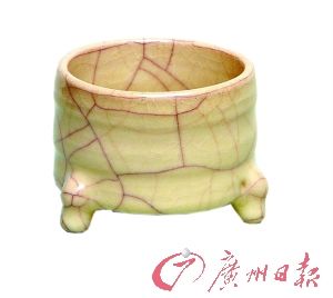 三足爐釉色呈黃色非常少見.