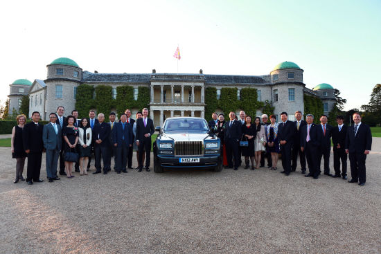 中国企业家俱乐部访英首站抵达劳斯莱斯