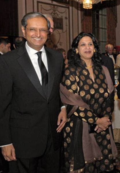 花旗银行CEO潘迪特和妻子斯瓦蒂。(图片来源：newyorksocialdiary)