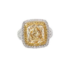 6卡拉天然彩黄色VS净度钻石戒指，估价52万~130万元。