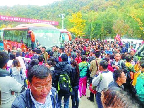 白云山景区拥堵的游客(网友供图) 白云山景区拥堵的游客(网友供图)