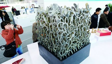 昨日,陈家坪会展中心,市民在中国(重庆)国际设计周展览现场参观。首席记者 钟志兵 摄 昨日,陈家坪会展中心,市民在中国(重庆)国际设计周展览现场参观。首席记者 钟志兵 摄