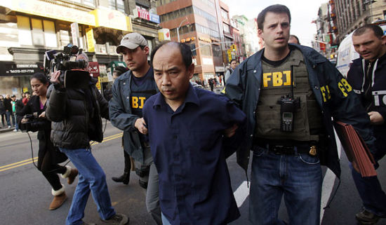 美国联邦调查局(FBI)当地时间周二封锁曼哈顿华埠东百老汇街，逮捕26名涉嫌参与以庇护名义进行移民欺诈人士。(图片来源:纽约时报)