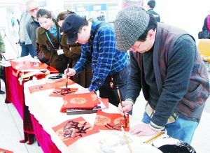 多位知名书画家现场创作，传递美好的新年祝福。