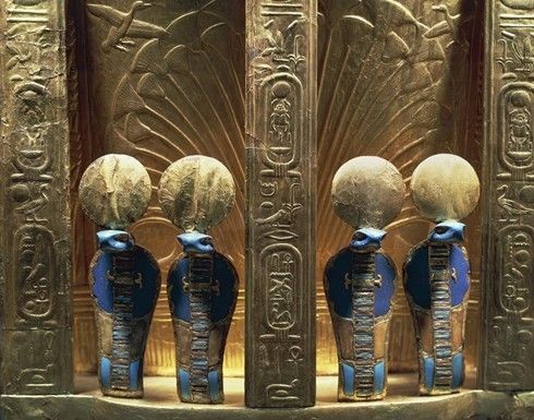 装饰以抽象形式表达的眼睛蛇以及秃鹫,分别代表上埃及与下埃及的主神