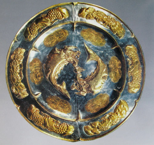 10. 内蒙古喀喇沁旗出土辽代银鎏金双摩羯纹盘