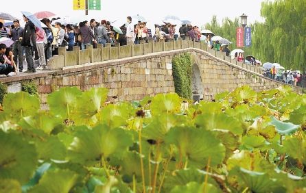 这样拥挤的西湖,恐怕谈不上“淡妆浓抹总相宜”。本报记者 董旭明 摄 这样拥挤的西湖,恐怕谈不上“淡妆浓抹总相宜”。本报记者 董旭明 摄
