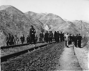 1954年,青龙桥火车站附近。侯波摄 侯波家人捐赠, 延庆档案馆提供 1954年,青龙桥火车站附近。侯波摄 侯波家人捐赠, 延庆档案馆提供