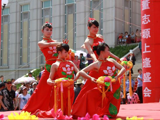 第十届中国·庆阳端午香包民俗文化节隆重开幕