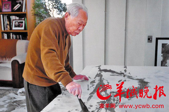 1996年,赵无极在他的巴黎工作室中作画 1996年,赵无极在他的巴黎工作室中作画