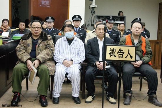 2013年4月9日，北京，深航前掌门李泽源(左一)伙同高管挪用公款案在二中院受审。 (图片来源：CFP)