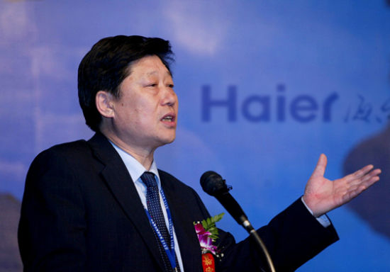 三月下旬,海尔旗下两大上市公司海尔电器(HK01169)与青岛海尔(600690)陆续发布2012年财报。财报显示,海尔电器实现营收556.15亿元,同比增长11%;净利润16.95亿元,同比增长20.4%。青岛海尔实现营收798.57亿元,同比增长8.13%,净利润32.69亿元,同比增长21.54%。两家公司合计净盈利49.64亿元。