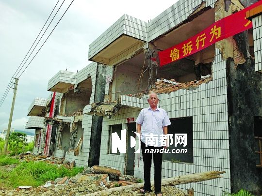10栋房屋主体已被拆除,只剩下几堵墙壁。黄镜芳站在被拆的房子前。南都记者陈海燕 摄 10栋房屋主体已被拆除,只剩下几堵墙壁。黄镜芳站在被拆的房子前。南都记者陈海燕 摄