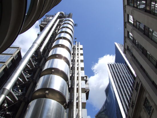 Ȼ׶ؽڳ(CITY OFLONDON)һĻǽִ칫¥ȡĻҰɫάǽΪĵǣˣķ1(1 Lime Street)ϵͰ´¥(Lloyds Building)ȻԵúͻأ