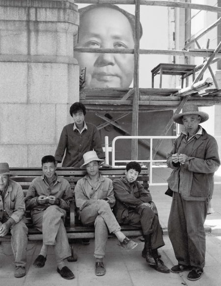 1981 年,毛泽东的巨幅画像被搁置在国家历史博物馆前。 1981 年,毛泽东的巨幅画像被搁置在国家历史博物馆前。
