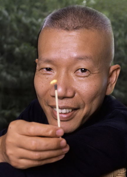 蔡国强。1995 年后,刘香成退出新闻一线。他试图用《名利场》杂志的方式,以摄影来记录一些名人。艺术家、导演、演员、模特等就成为刘香成关注的主要对象。 蔡国强。1995 年后,刘香成退出新闻一线。他试图用《名利场》杂志的方式,以摄影来记录一些名人。艺术家、导演、演员、模特等就成为刘香成关注的主要对象。