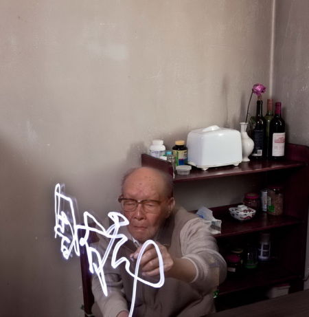 刘香成仿照他的摄影老师基恩·米利拍摄毕加索时让毕加索执着画笔绘画的创意,同样让周有光(汉语拼音之父)拿着笔书写“中国”和自己的名字。在这样“摆拍”下,镜头中的人物被赋予了一种主观的阐释。 刘香成仿照他的摄影老师基恩·米利拍摄毕加索时让毕加索执着画笔绘画的创意,同样让周有光(汉语拼音之父)拿着笔书写“中国”和自己的名字。在这样“摆拍”下,镜头中的人物被赋予了一种主观的阐释。