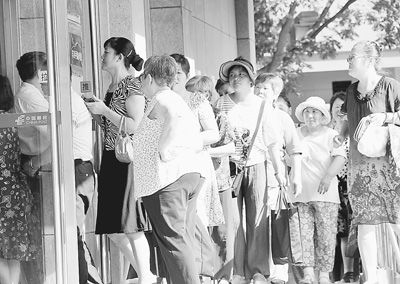 近日，市民在北京某邮局门口等待开门领取退休养老金。 　　黄小兵摄(人民视觉)