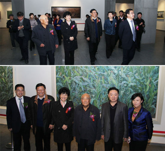 与会领导参观展览并留影 
