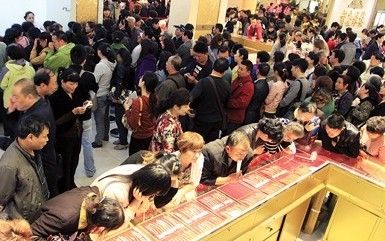 资料图 金价下跌 民众争购金饰 资料图 金价下跌 民众争购金饰