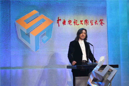中央电视台雕塑大赛的评委会主任、著名雕塑家吴为山在颁奖仪式上讲话