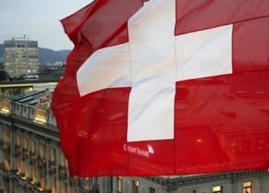 全世界约有四分之一的个人财富被存放在以安全私密闻名于世的瑞士银行。而伴随瑞士积极配合国际社会打击金融犯罪，揭露银行账户信息，避风港也顷刻起了大风。(图片来源： 路透社)