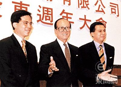 李嘉诚与其大儿子李泽钜(左)、二儿子李泽楷(右)。图片来源 网络 李嘉诚与其大儿子李泽钜(左)、二儿子李泽楷(右)。图片来源 网络