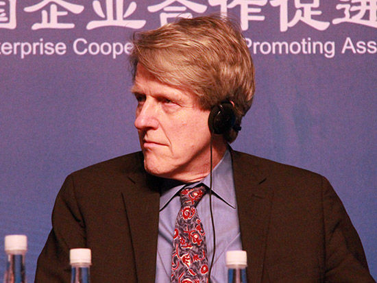 由新华都商学院，北大商业评论和哥伦比亚大学资本与社会中心共同主办的“第二届诺贝尔奖经济学家中国峰会”于2014年3月14日-15日在北京举行。图为2013年诺贝尔经济学奖获得者罗伯特-席勒。