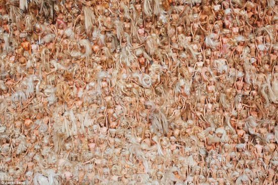 澳大利亚艺术家用3000多个芭比娃娃打造巨型海浪