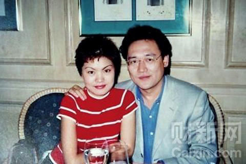 新华社记者公布的宋林与“情妇”在一起照片。