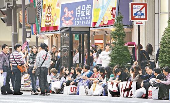 中国游客坐在日本的马路上
