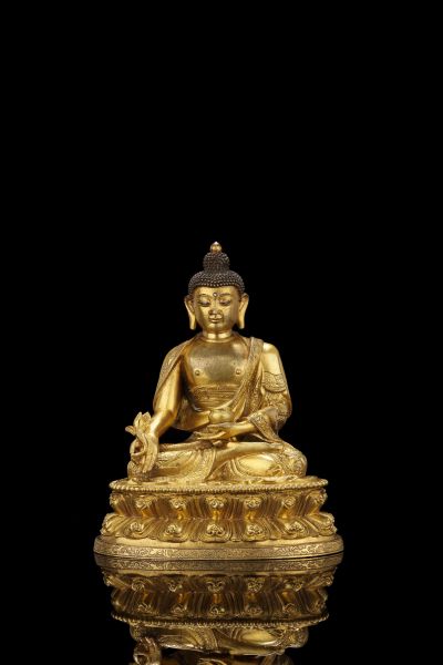 清康熙(17世纪) 铜鎏金药师佛 内地(汉藏风格) H: 15.8cm 清康熙(17世纪) 铜鎏金药师佛 内地(汉藏风格) H: 15.8cm