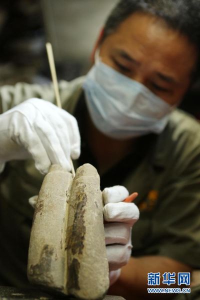 5月16日，工作人员对“暗格”新发现的残缺石质手指进行清洁。-图片版权归原作者所有