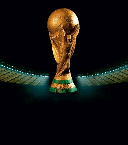 6 月，2014 年世界杯將在足球王國巴西點(diǎn)燃戰(zhàn)火。32 支球隊(duì)為了奪冠將展開一個(gè)月的廝殺。足球是一項(xiàng)團(tuán)隊(duì)運(yùn)動(dòng)，一支球隊(duì)要想在世界杯上走得更遠(yuǎn)，球員的出色發(fā)揮很重要，教練的技戰(zhàn)術(shù)安排和臨場指揮能力也很重 要。在這點(diǎn)上，基金與足球貌似有相似之處，一只基金要踩上天時(shí)、地利、人和，才能在業(yè)績上表現(xiàn)亮眼，受到投資者的青睞。