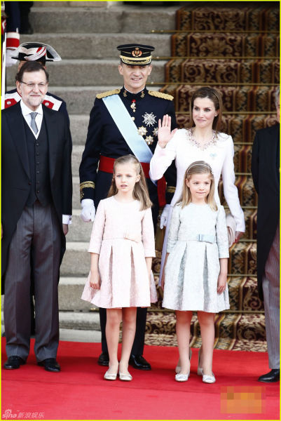 西班牙马德里，西班牙国王费利佩六世与新王后莱蒂西娅-奥尔蒂斯和两位女儿出席登基典礼。